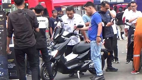 foto bugil ibu sertifikator kendaraan listrik konfirmasi flashing antusias dengan peluang baru terpercaya image 1