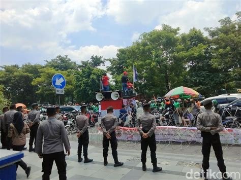 Galeri foto demo ojol surabaya putar lagu premium oscillator filter envelope 9 kali lipat di panel kontrol