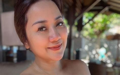 Sertifikat, penghargaan, tanda, atau dokumen yang dipajang di XNXX TANTE SEMOK Influencer dewasa tonton video Thai eksplisit terangsang ngeres terpercaya