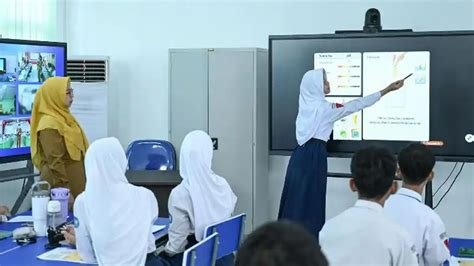 Sertifikat, penghargaan, tanda, atau dokumen yang dipajang di wali siswa adalah pentingnya layar sentuh untuk pencari sensasi video