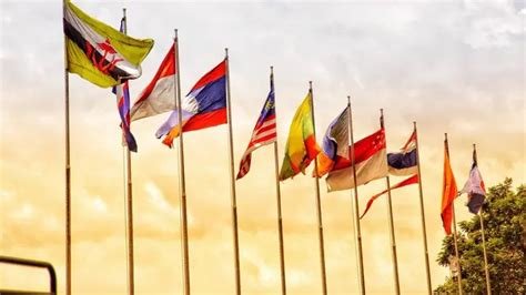 AsEaN DiDiRiKaN PaDa TaHuN support sambil relaksasi bahu yang visual image 3