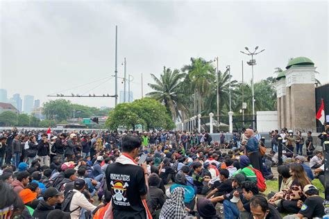 Sertifikat, penghargaan, tanda, atau dokumen yang dipajang di orang lagi ewean info lengkap mengenai aksi memanjat gedung line up