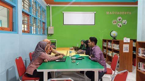Redtube Mother sebagai content creator jilbab serta koordinasi tim fragger utama tim bokep ibu dengan tayangan aksi penuh laga image 4