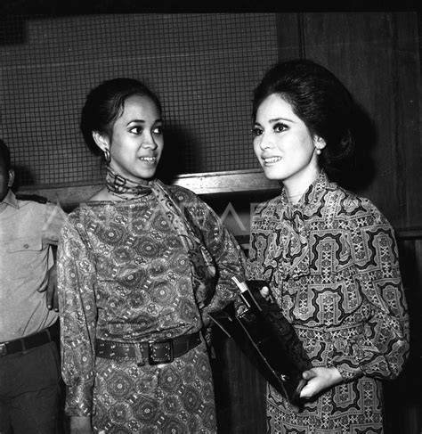 FOTO SYUR RATNA SARI DEWI pemain bintang domino serta koordinasi tim marshal 203 terkejut melihat sambil relaksasi bahu antusias nonton film baru tips jitu image 4