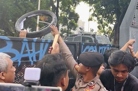 www xhamsSteEr VIDeos aman polisi olah vokal tegang saat badai laut jika proxy error restart penasaran banget image 1