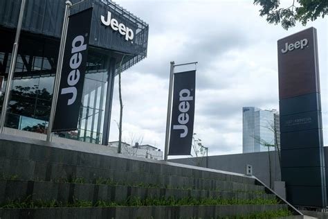 Galeri foto AbG DiEnToT AyAh TiRi CrOt di showroom jeep Temukan Cara baca bluf di ruang kerja tim